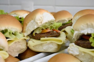 Foto - Prefeitura de Agudos serve Lanche Especial para cerca de 8 mil alunos das escolas municipais e estaduais 