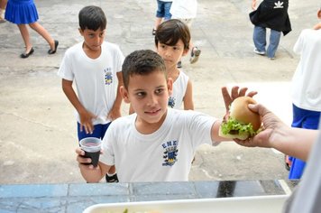 Foto - Prefeitura de Agudos serve Lanche Especial para cerca de 8 mil alunos das escolas municipais e estaduais 