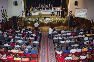 Foto - Cerimônia de posse do prefeito Altair foi acompanhada por centenas de pessoas no Seminário Santo Antonio