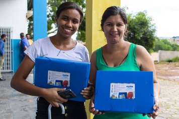 Foto - Prefeitura de Agudos começa a entregar kits de material escolar