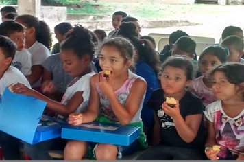 Foto - Prefeitura de Agudos começa a entregar kits de material escolar