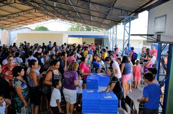 Foto - Prefeitura de Agudos começa a entregar kits de material escolar