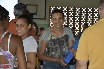 Foto - Prefeitura de Agudos começa a entregar kits de material escolar