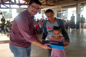 Foto - Prefeitura de Agudos começa a entregar kits de material escolar