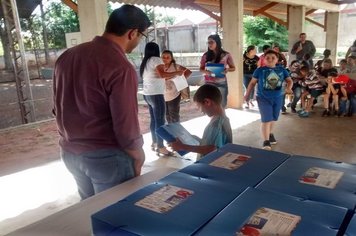Foto - Prefeitura de Agudos começa a entregar kits de material escolar