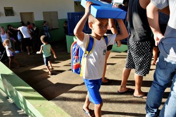 Foto - Prefeitura de Agudos começa a entregar kits de material escolar
