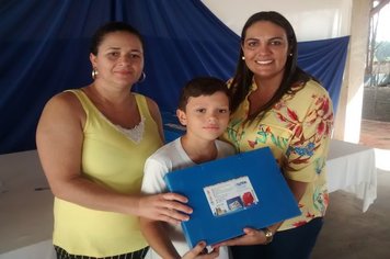 Foto - Prefeitura de Agudos começa a entregar kits de material escolar