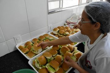 Foto - Prefeitura de Agudos serve Lanche Especial para cerca de 8 mil alunos das escolas municipais e estaduais 