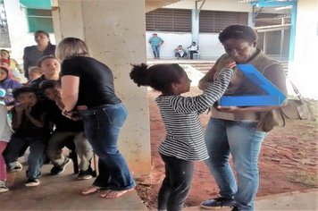 Foto - Prefeitura de Agudos começa a entregar kits de material escolar