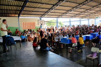 Foto - Prefeitura de Agudos começa a entregar kits de material escolar