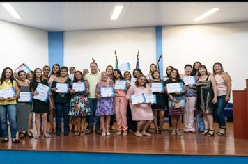 Prefeitura de Agudos entrega certificados para 50 novas profissionais da área da beleza e estética