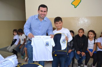 Prefeito Everton entrega kit escolar na rede municipal