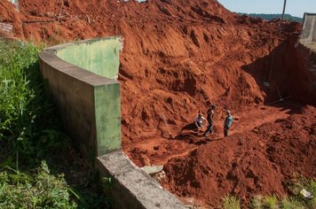 Prefeitura inicia obra de reconstrução do Muro da antiga escola Sesi no bairro Professor Simões