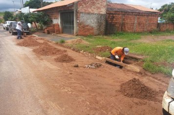 Prefeitura limpa bueiros entupidos no Parque Pampulha