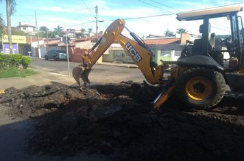 Prefeitura realiza construção de canaletas na Rua Antonio Condi