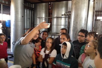 Alunos da rede municipal de Agudos visitam recicladora de óleo vegetal