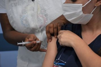 Sábado começa a vacinação de profissionais da educação em Agudos