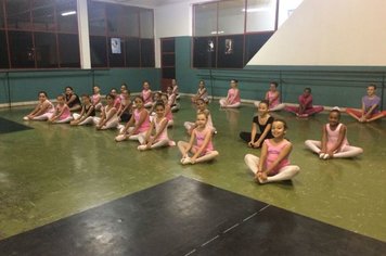 Prefeitura atende mais de 300 crianças com aulas de Balé