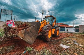 Agudos continua com ações de limpeza nos bairros