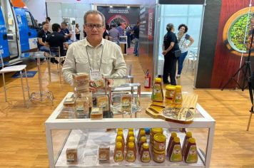 Apiário Açucena da Serra representa Agudos em feira na capital paulista