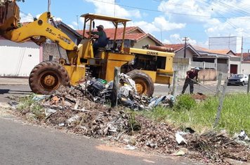 Prefeitura faz operação de limpeza no Jardim Cruzeiro