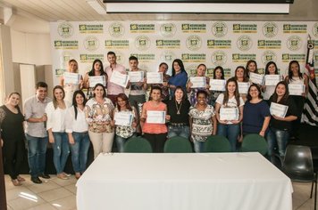 Prefeitura entrega certificados de formação a 40 alunos dos cursos de Cabeleireiro e Designer de Sobrancelhas
