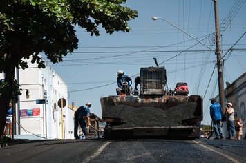 Prefeitura de Agudos faz recapeamento asfáltico em diversas ruas do centro da cidade