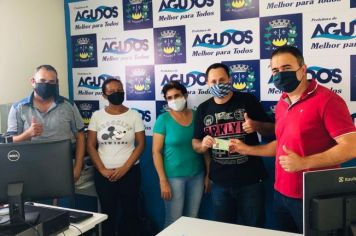 Prefeito Altair entrega primeiras Carteiras de Identidades emitidas por meio da “Sala do RG” em Agudos