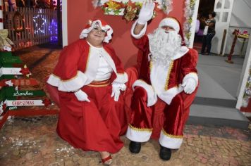 Chegada de Papai Noel a Agudos encantou crianças e adultos