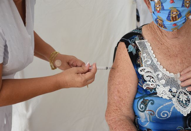 Agudos inicia aplicação da 4ª dose da vacina para pessoas com 80 anos ou mais