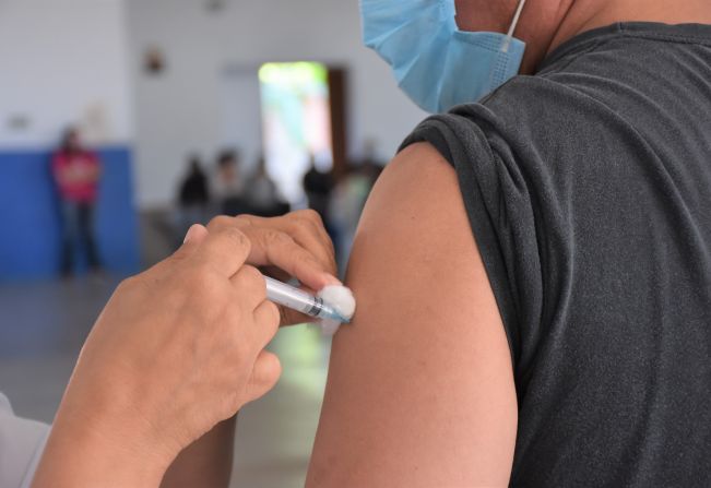 Sábado tem plantão de vacinação contra a Covid-19 para adultos e crianças