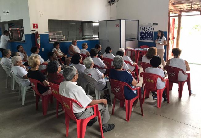 Procon de Agudos orienta idosos do Projeto Longevidade