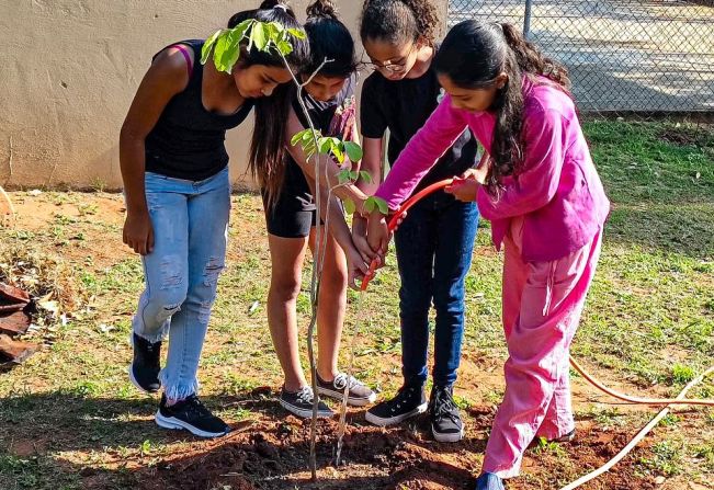 Crianças fazem plantio em comemoração ao Dia da Árvore