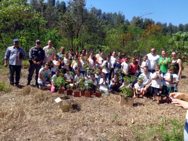 Meio Ambiente realiza ações em comemoração ao Dia da Árvore