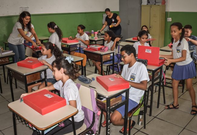 Prefeitura distribui 4 mil kits de material escolar para alunos da rede municipal