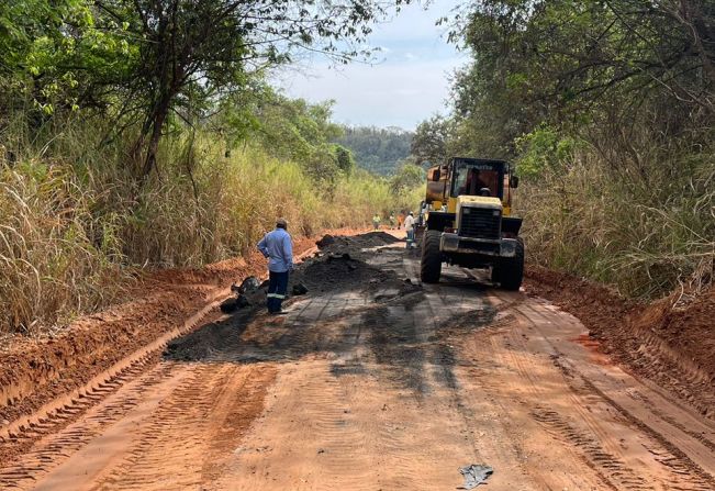 A pedido da prefeitura, DER faz manutenção na estrada Agudos-Domélia