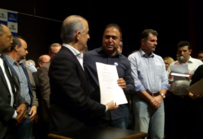 Prefeito Altair assina convênio de R$ 1 milhão de reais para recapeamento asfáltico