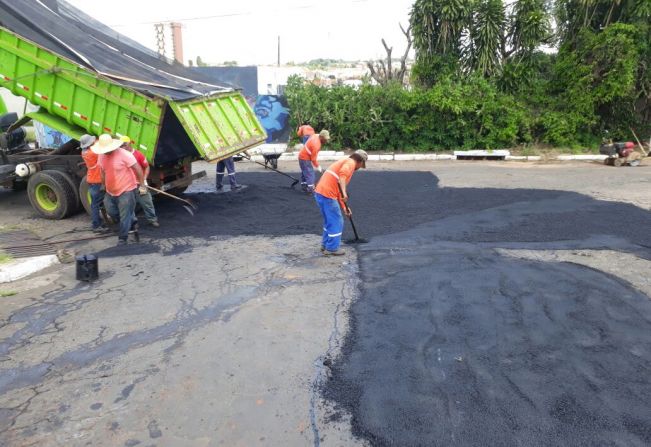 Prefeitura prossegue com operação tapa buracos nos bairros e pontos críticos do centro da cidade