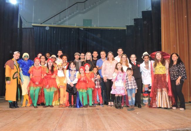 Público prestigia peça produzida por Companhia de Teatro Boca Amarela, composta por agudenses