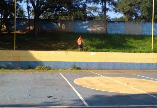 Prefeitura faz serviços de manutenção em quadra esportiva do bairro Pavimentação