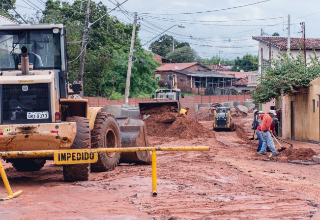 Prefeitura faz limpeza pesada na Rua Miguel Leão