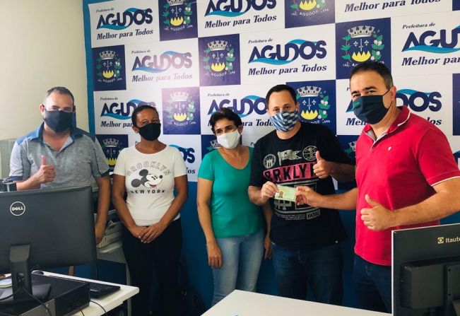 Prefeito Altair entrega primeiras Carteiras de Identidades emitidas por meio da “Sala do RG” em Agudos