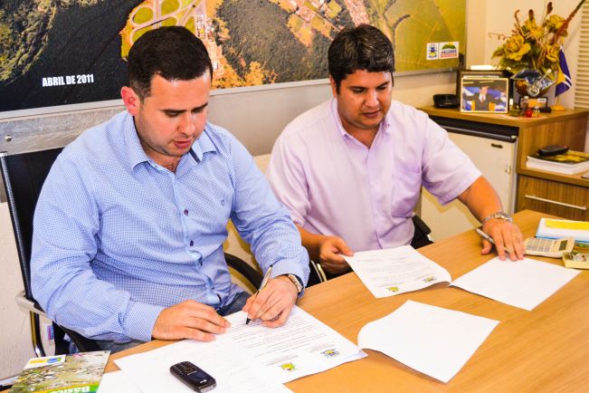 Everton e Sandro Bola assinam convênio para destinação correta de pneus