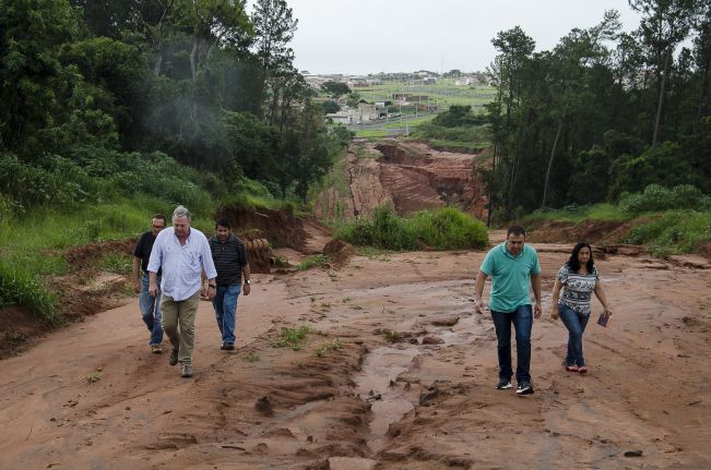 Obra de interligação dos bairros Cohab IV e Vila Malvina já sofre com erosões e desmoronamentos