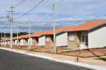 Moradores do bairro Vale dos Pinheiros de Agudos passam a receber correspondência após implantação do CEP da rua