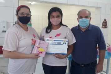 Social entrega certificados de curso de confeitaria