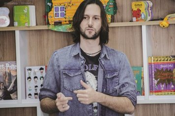 Biblioteca Comunitária Ler É Preciso realiza bate-papo literário entre alunos e o autor João Henrique Paschoal