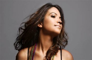 Flávia Bittencourt anima Dia dos Namorados em Agudos