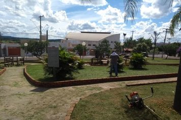 Prefeitura faz limpeza na Praça do Idoso