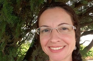 Poetisa Mariana Streicher lança Menina Poesia hoje em Agudos